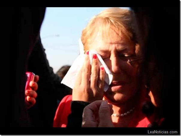 -_bachelet_escupida.jpg_2033098437