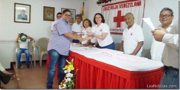 cruz-roja-entrega-reconocimiento-a-stopvih-mayo2013