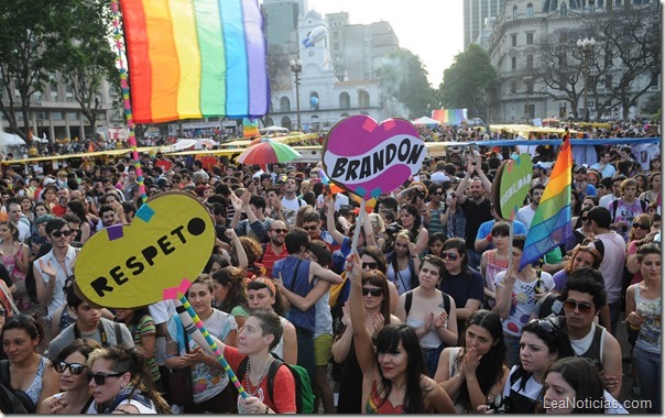 Télam Buenos Aires, 06/11/2010
Con mucha alegría y colorido, una multitud participa de la 19na. Marcha del Orgullo Gay, que partió desde la Plaza de Mayo al Congreso, con el reclamo de la reglamentación de una ley de cambio de identidad de género, que permita usar nombre y expresión real a las personas "trans".
Foto: Fernando Sturla/Télam/rve