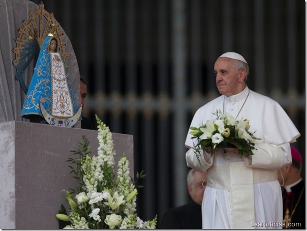 papa-francisco-virgen-saludo