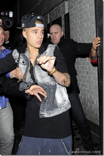 2013-03-01-13-14-50-4-justin-bieber-makes-his-way-through-the-crowd-afte