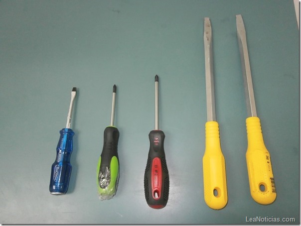 Herramientas utilizadas para violentar la puerta del apartamento