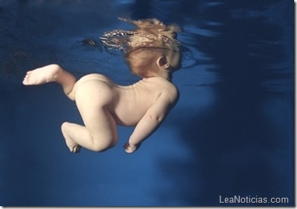 bebe-nadando-zena-holloway