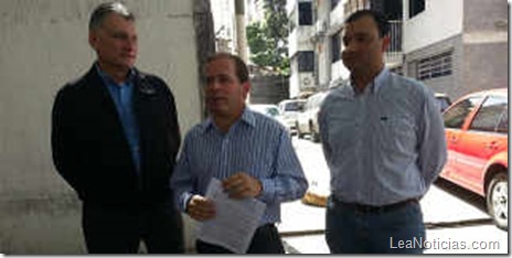 guanipa entrega firmas a MUD