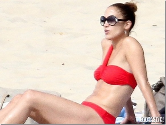 jennifer-lopez-red-hot-bikini-580x435