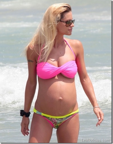 michelle-hunziker-neon-pink-bikini-06-435x580