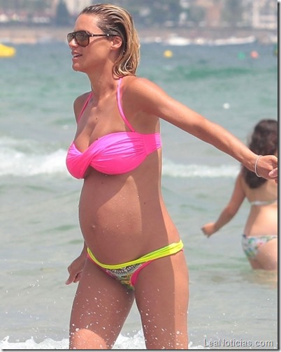 michelle-hunziker-neon-pink-bikini-07-435x580