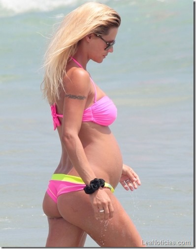 michelle-hunziker-neon-pink-bikini-08-435x580