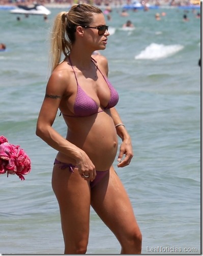 michelle-hunziker-purple-bikini-in-ibiza-02-435x580