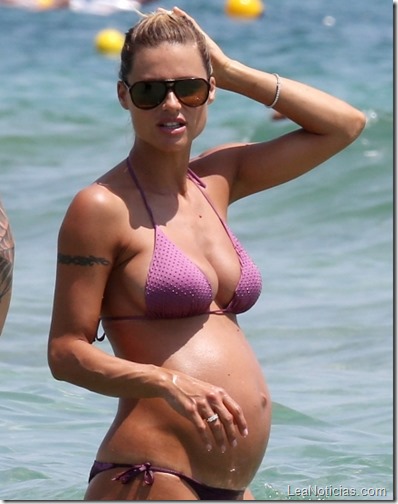 michelle-hunziker-purple-bikini-in-ibiza-03-435x580