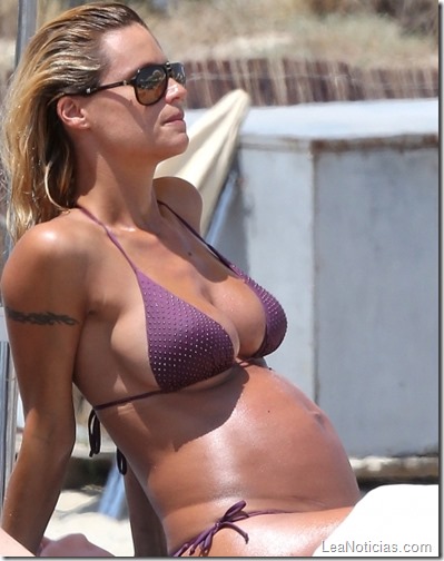 michelle-hunziker-purple-bikini-in-ibiza-08-435x580