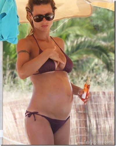 michelle-hunziker-purple-bikini-in-ibiza-10-435x580