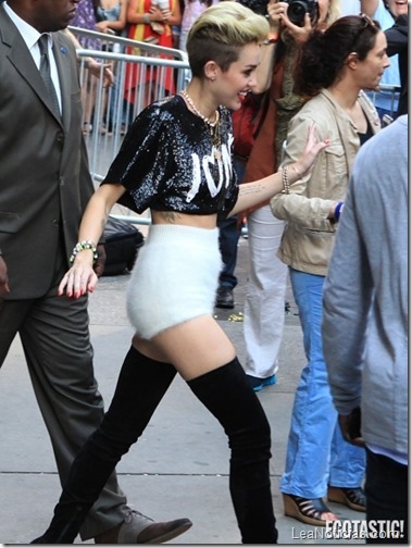 miley-cyrus-booty-shorts-and-thigh-high-boots-in-nyc-02-435x580