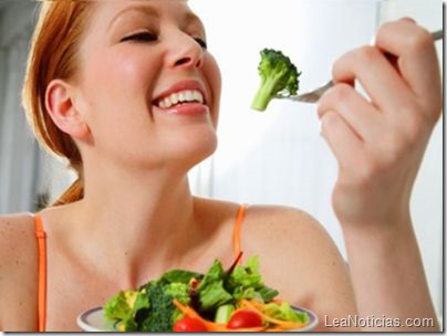 mujer-comiendo-verduras