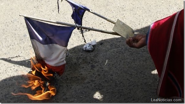 queman-banderas-de-francia-en-bolivia--619x348