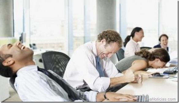 rex-business-people-laughing-in-office-580x333