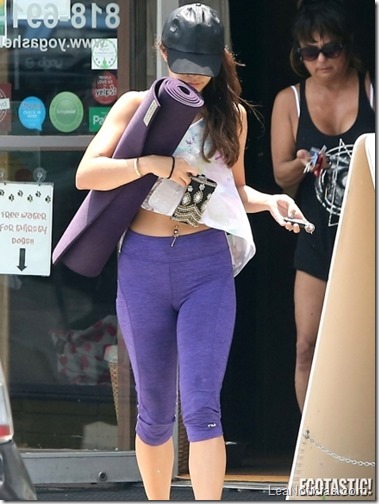 vanessa-hudgens-camel-toe-in-purple-leaving-yoga-studio-10-435x580