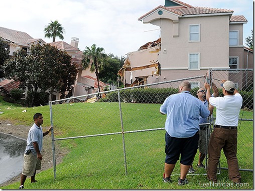 US-LARGE-SINKHOLE-APPEARS-IN-RESORT-VILLA-IN-FLORIDA