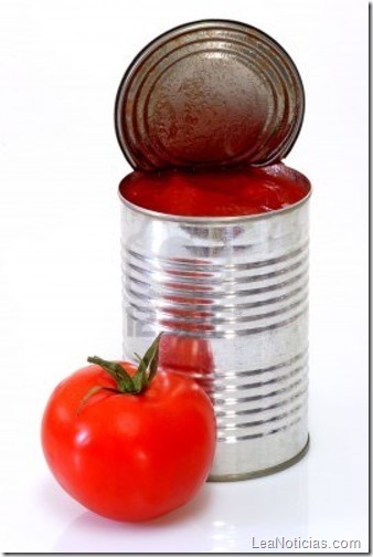 2715508-lata-de-tomates-pelados-de-fondo-brillante