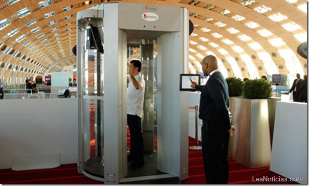 Airport-security-scanner-010
