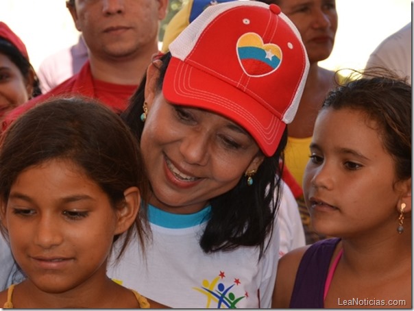 DINORAH DE MATA COMPARTE CON LOS NIÑOS COCHENSES