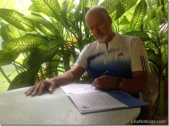 Julio Toro firmando el contrato