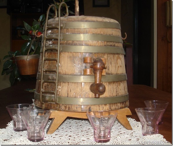 antigua-cuba-de-madera-con-vasitos-de-vidrio-para-licor_MLA-F-3129440127_092012