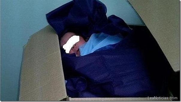 bebe en caja de carton