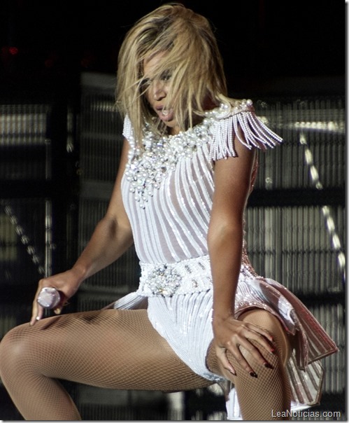 beyonce-sexy-performance-at-v-festival-in-england-8
