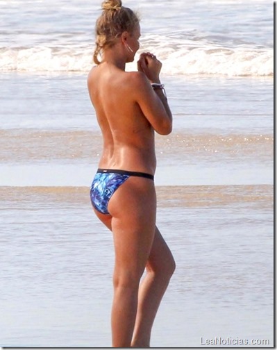 lara-bingle-goes-topless-in-a-bikini-shoot-in-australia-02-435x580