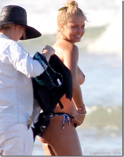 lara-bingle-goes-topless-in-a-bikini-shoot-in-australia-03-435x580