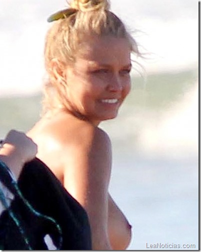 lara-bingle-goes-topless-in-a-bikini-shoot-in-australia-12-435x580