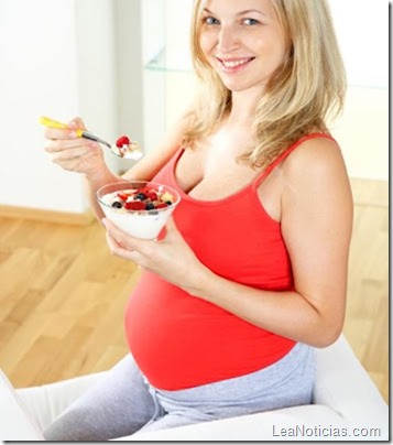 mujer embarazada comiendo