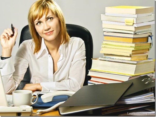 mujer_oficina_cafe_trabajo mujer_oficina_cafe_trabajo