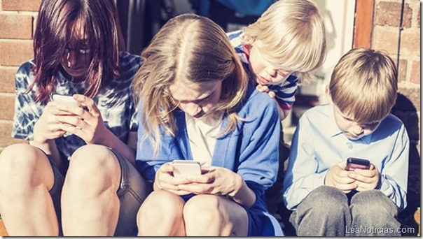ninos-adictos-tecnologia-smartphones-telefono-mensajes-texto-adolescentes