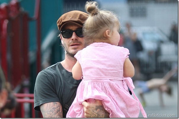 83235-david-beckham-juega-en-el-parque-con-su-hija-harper-seven 83235-david-beckham-juega-en-el-parque-con-su-hija-harper-seven