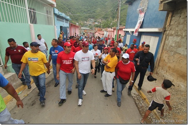 Jhonnathan Marín visita casa por casa en Chorrerón _ (1)