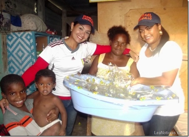 Mujeres con Isrrael Caraballo entregaron canastillas y kits escolares en Guanta_ (1)