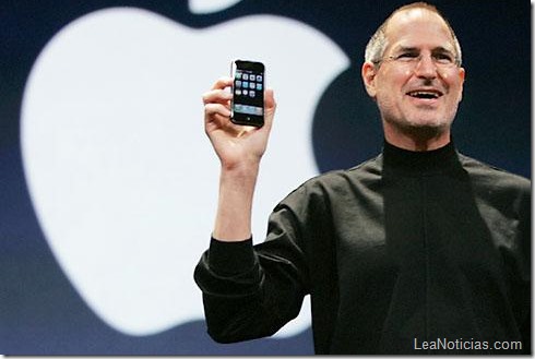 Steve-Jobs-with-iphone