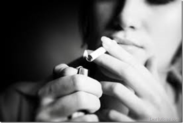 mujer fumando