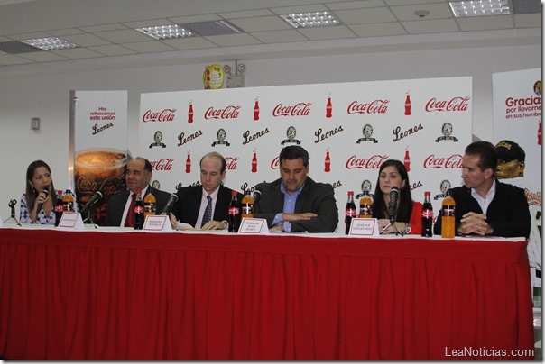 Foto Firma CocaCola Leones del Caracas 1