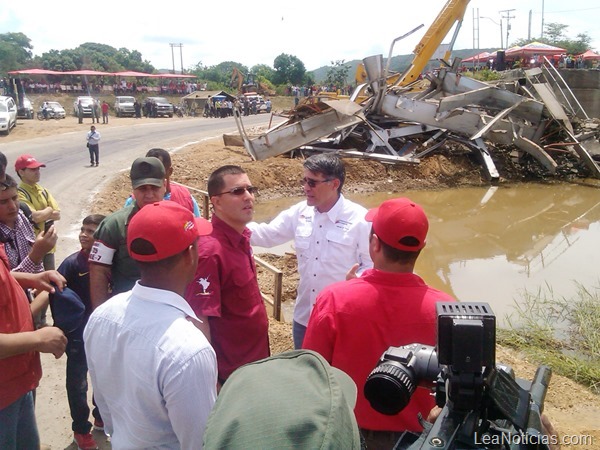 GOBIERNO DE EFICIENCIA EN LA CALLE VICE PRESIDENTE JORGE ARREAZA INSPECCION PUENTE BOCA DE UCHIRE 2