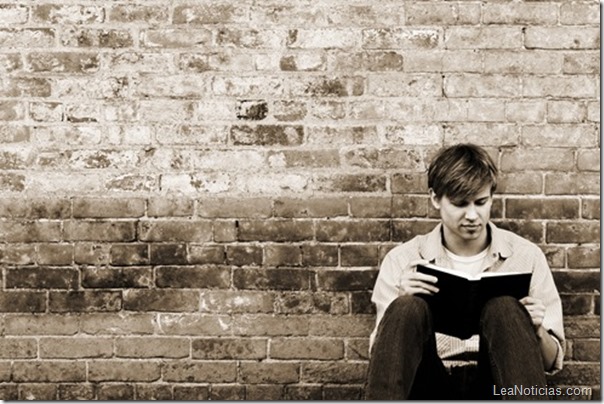 young man reading 964491_89427947[3]