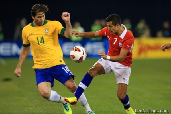 TORONTO, ON - NOVEMBER 19:  Maxwell #14 of Brazil battles for the ball with Alexis Sanchez #7 of Chile during a friendly match at Rogers Centre on November 19, 2013 in Toronto, Canada.  (Photo by Dave Sandford/Getty Images)
