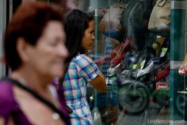 Compras Decembrinas en el centro de caracas. Mucha gente esta viendo presupuesto y mirando pocos comprando.
Ccs 13122011
Fotos Gil Montano