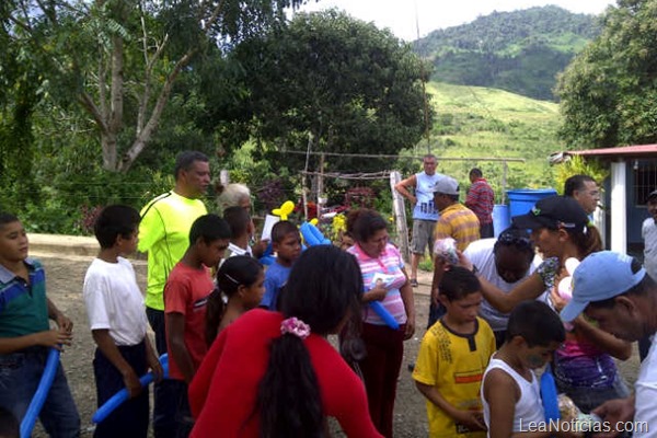 Emilio con los niños en batatal Emilio con los niños en batatal