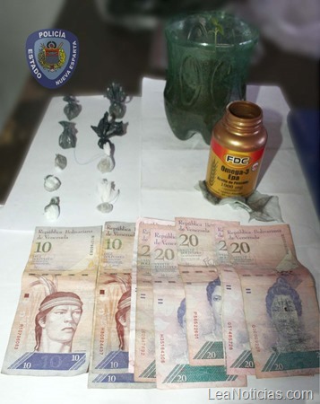 FOTO 1- Porciones de droga y dinero en efectivo decomisó el Inepol