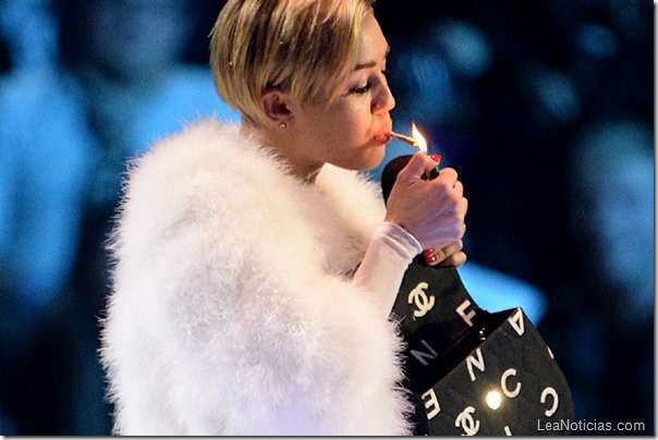 Miley-Cyrus-fumo-un-porro-en-los-MTV-EMA-2013