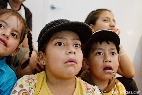 Niños sorprendidos