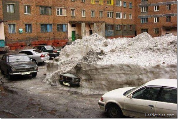auto en la nieve